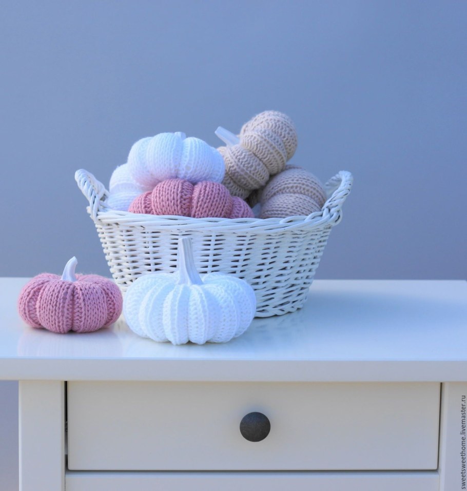 Интерьер с вязаными аксессуарами