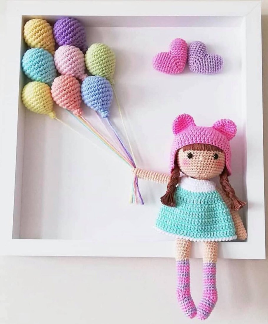 Панно с вязаной игрушкой