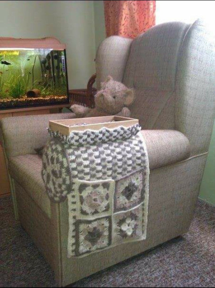 Вязаный органайзер для дивана