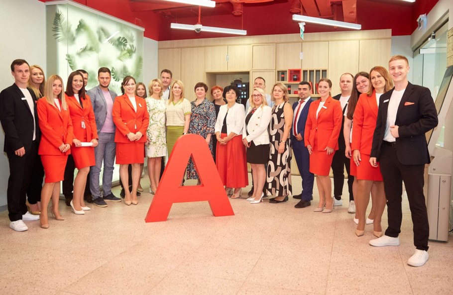 Сотрудники Альфа банка фото