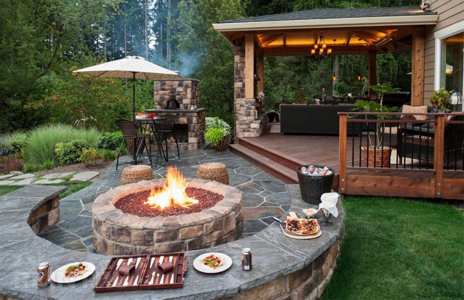 Кострище в земле на патио