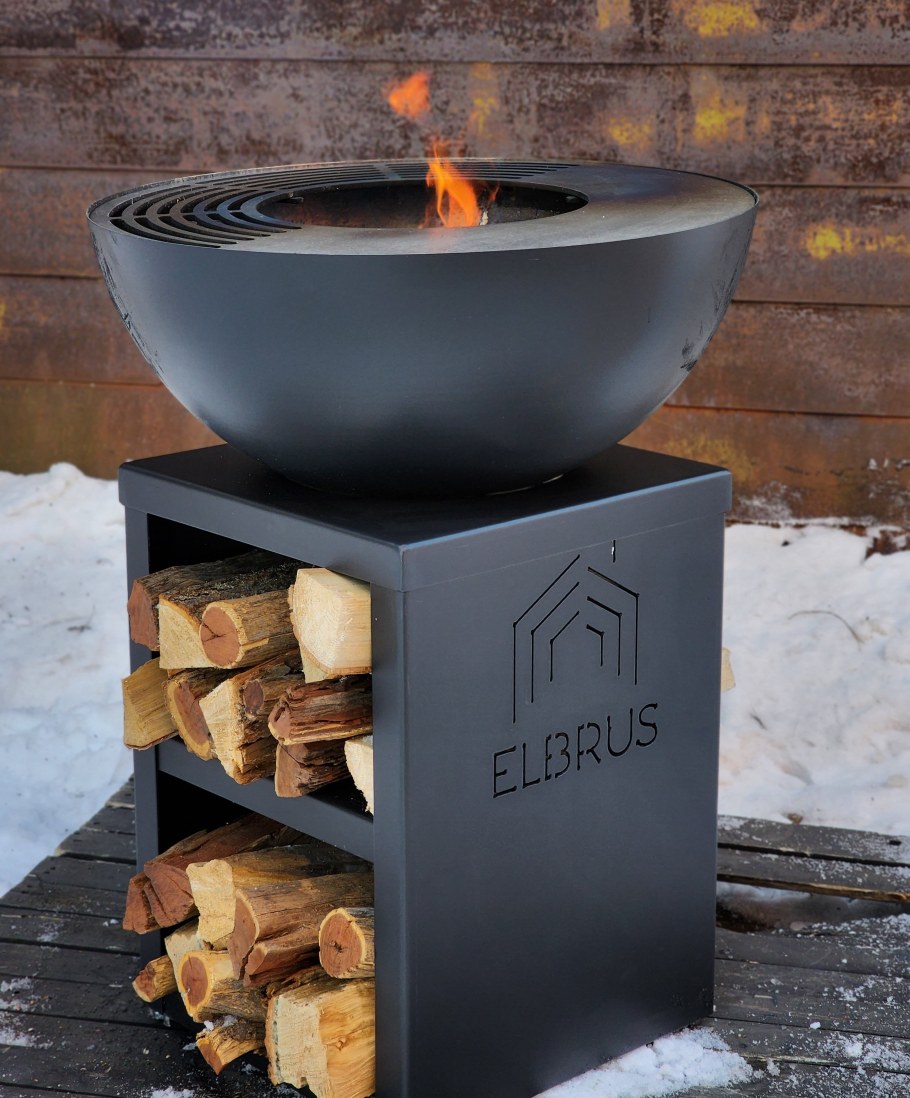 Уличная патио зона с костром