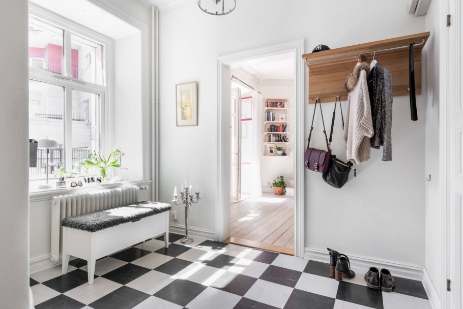 Уборка в прихожей