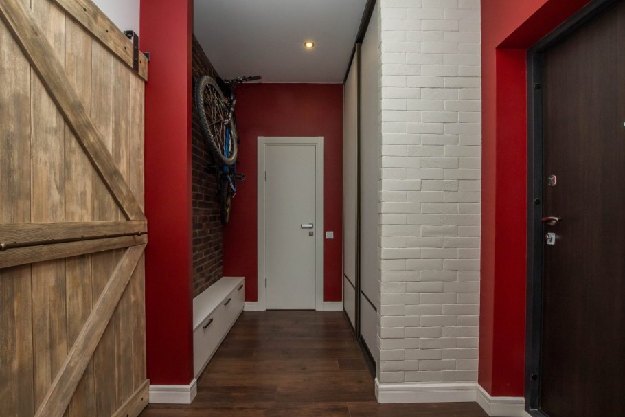 Прихожая с кирпичной стеной красной