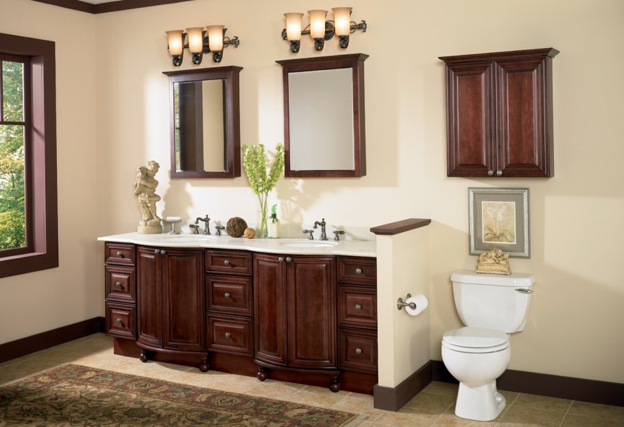 Темная мебель в светлой ванной