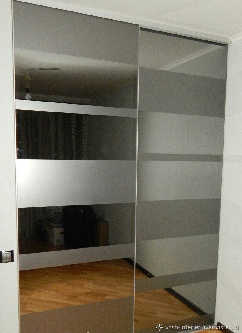 Шкаф купе с зеркальными полосками