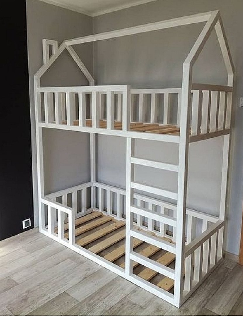 Деревянная кровать домик