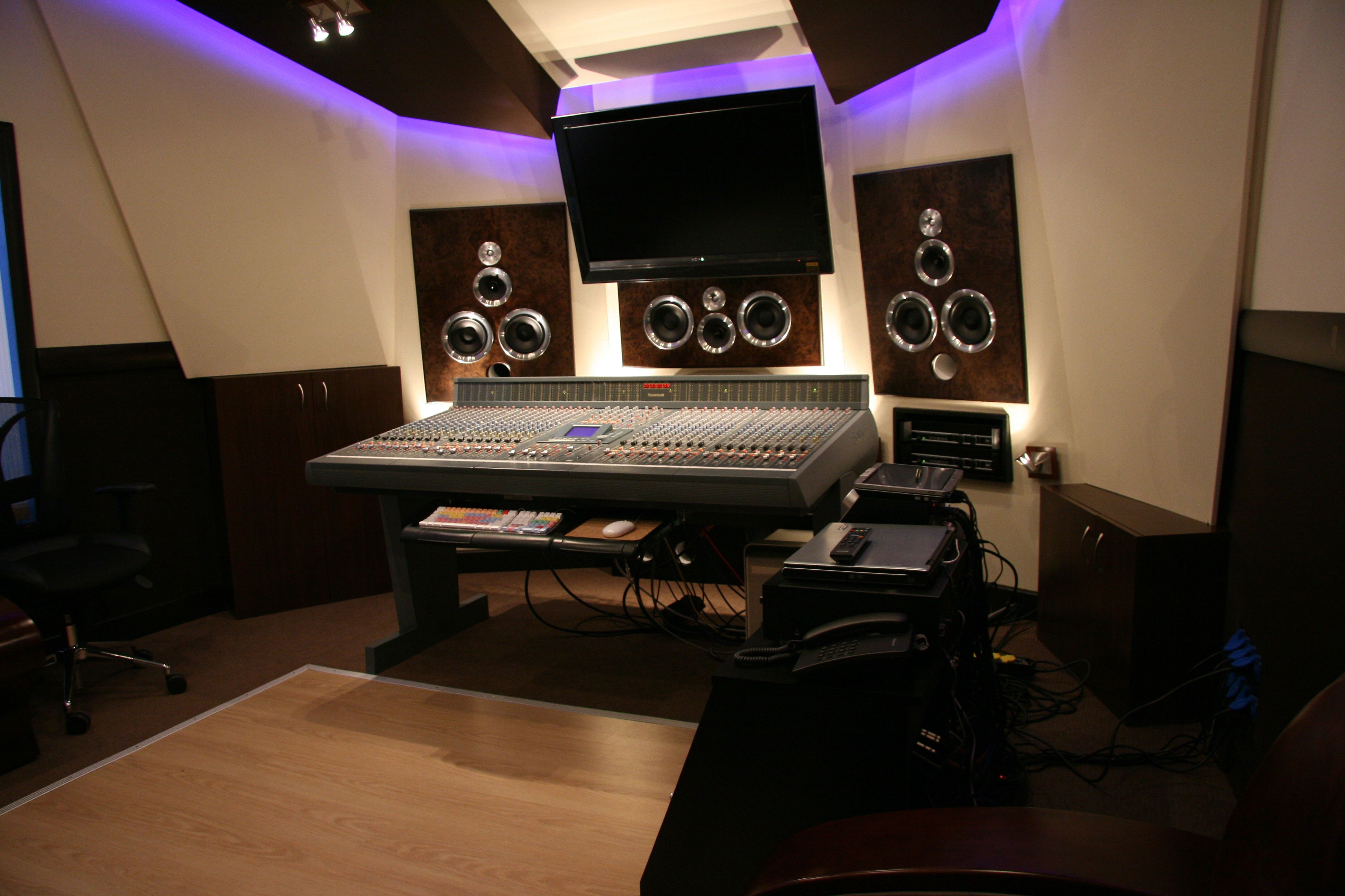 Купить хорошую студию. Музыкальная студия. Звукозаписывающая студия. Проект музыкальной студии. Стол для домашней студии звукозаписи.