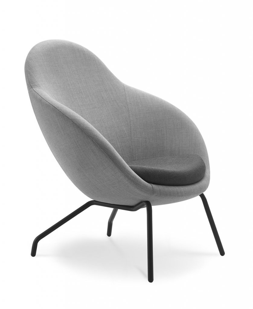 Кресло на стальных ножках