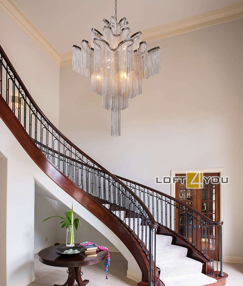 Люстра над лестницей