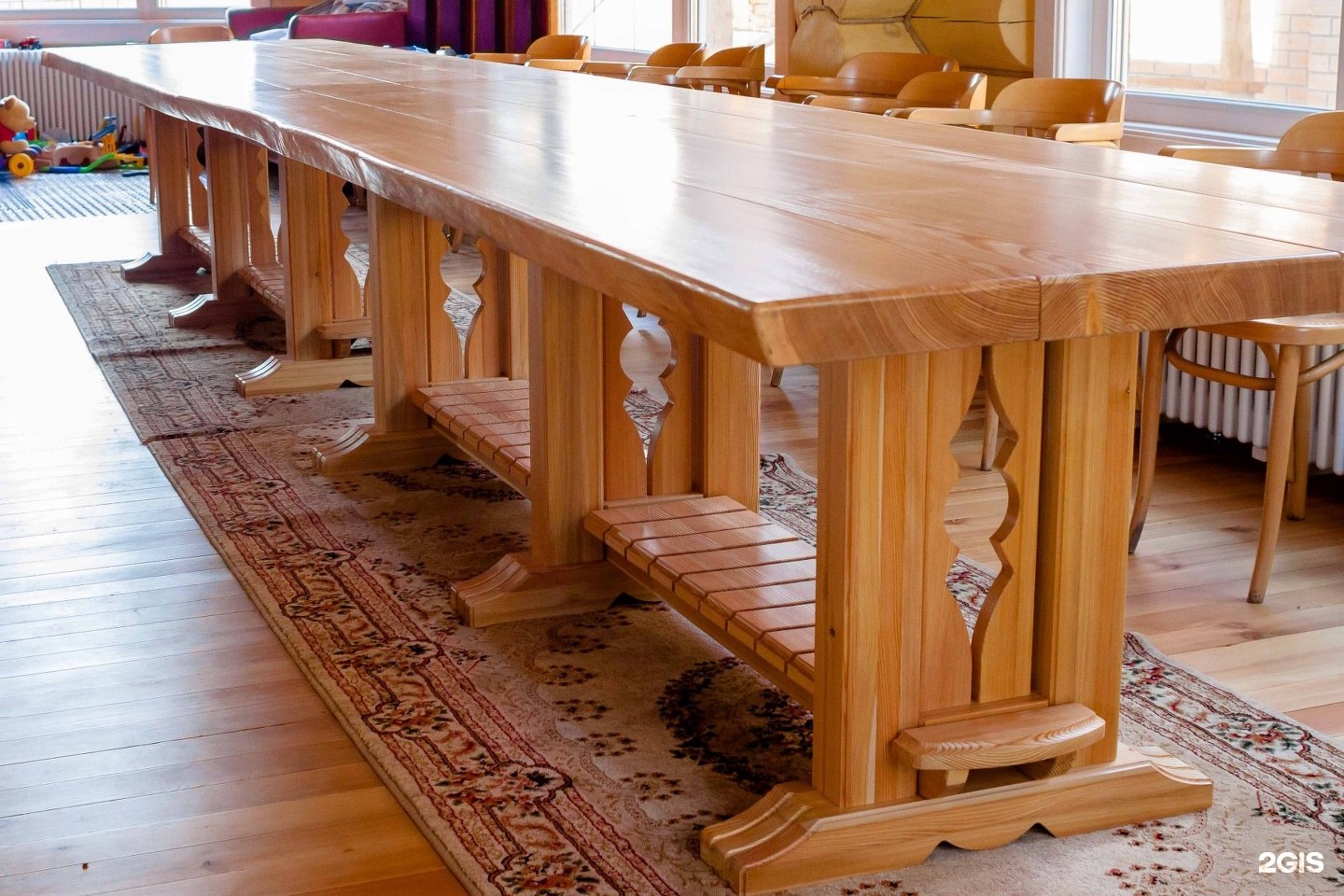 Производство столов россия. Изделия из массива. Изделия из массива дерева. Большой деревянный стол. Красивый деревянный стол.