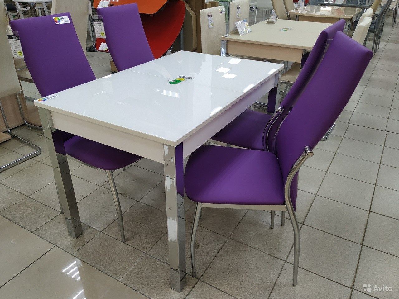 Кухонные столы ижевск. Стол кухонный фиолетовый. Столы и стулья для кухни в сиреневых тонах. Сиреневые стулья для кухни. Сиреневый стол и стулья на кухню.