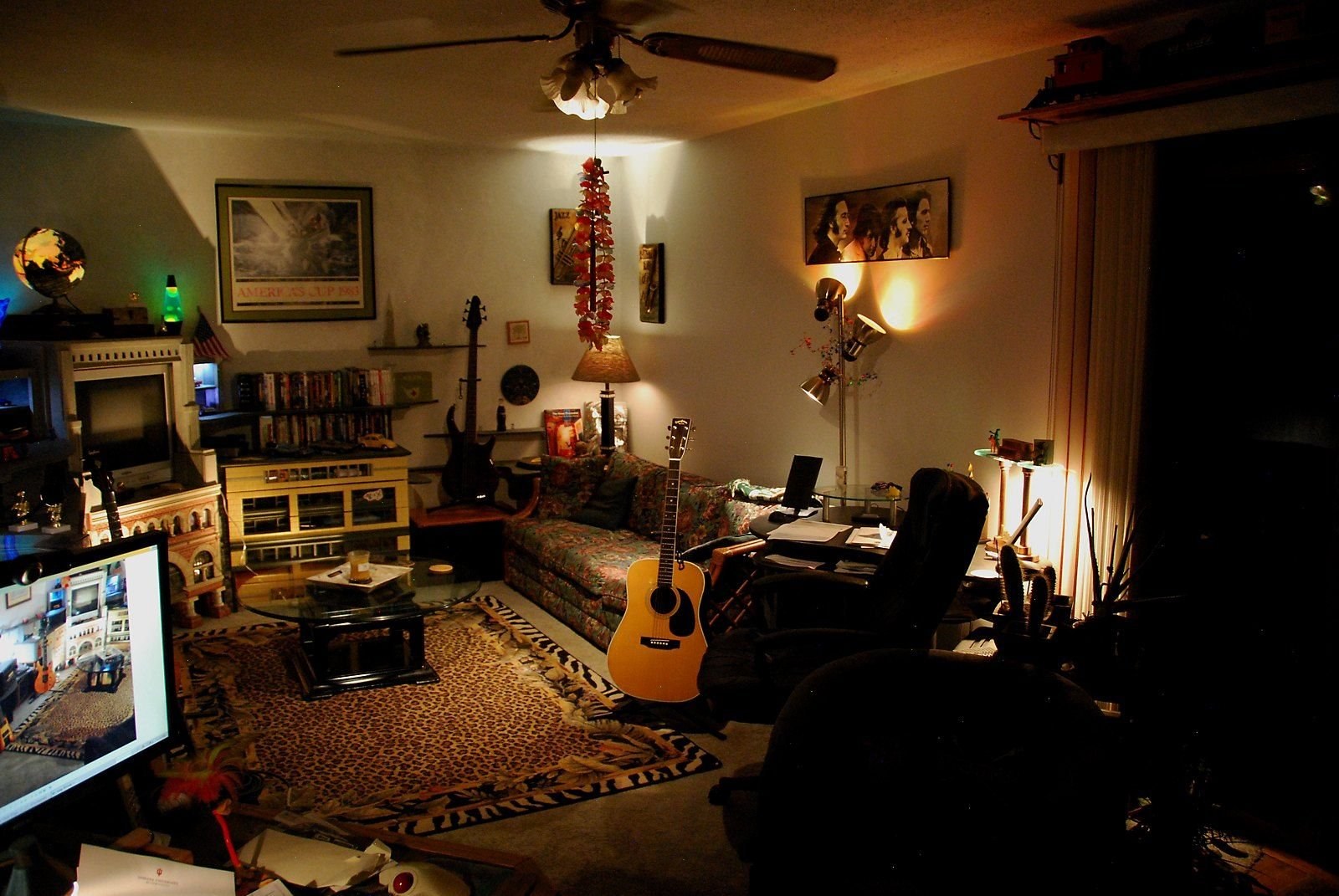 Bedroom music. Интерьер комнаты музыканта. Музыкальная студия. Гитара в комнате. Комната подростка музыканта.