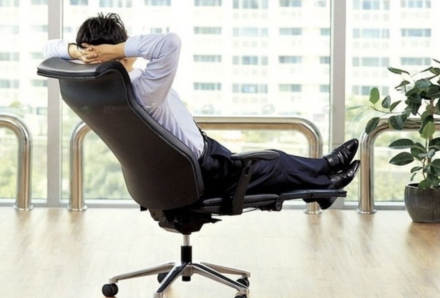 Как правильно выбрать кресло. Офисный работник в кресле. Кресло офисное. Удобное кресло для офиса. Кресло "офис".