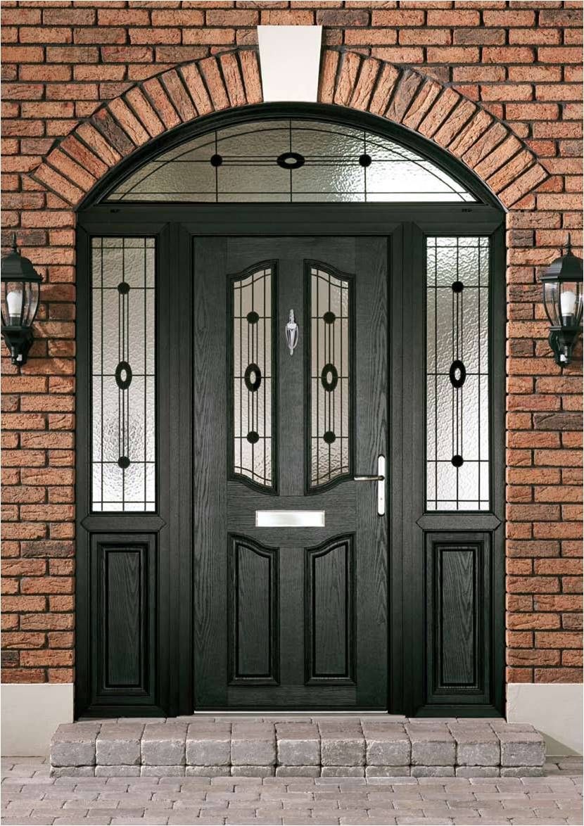 Входная дверь в кирпичном доме