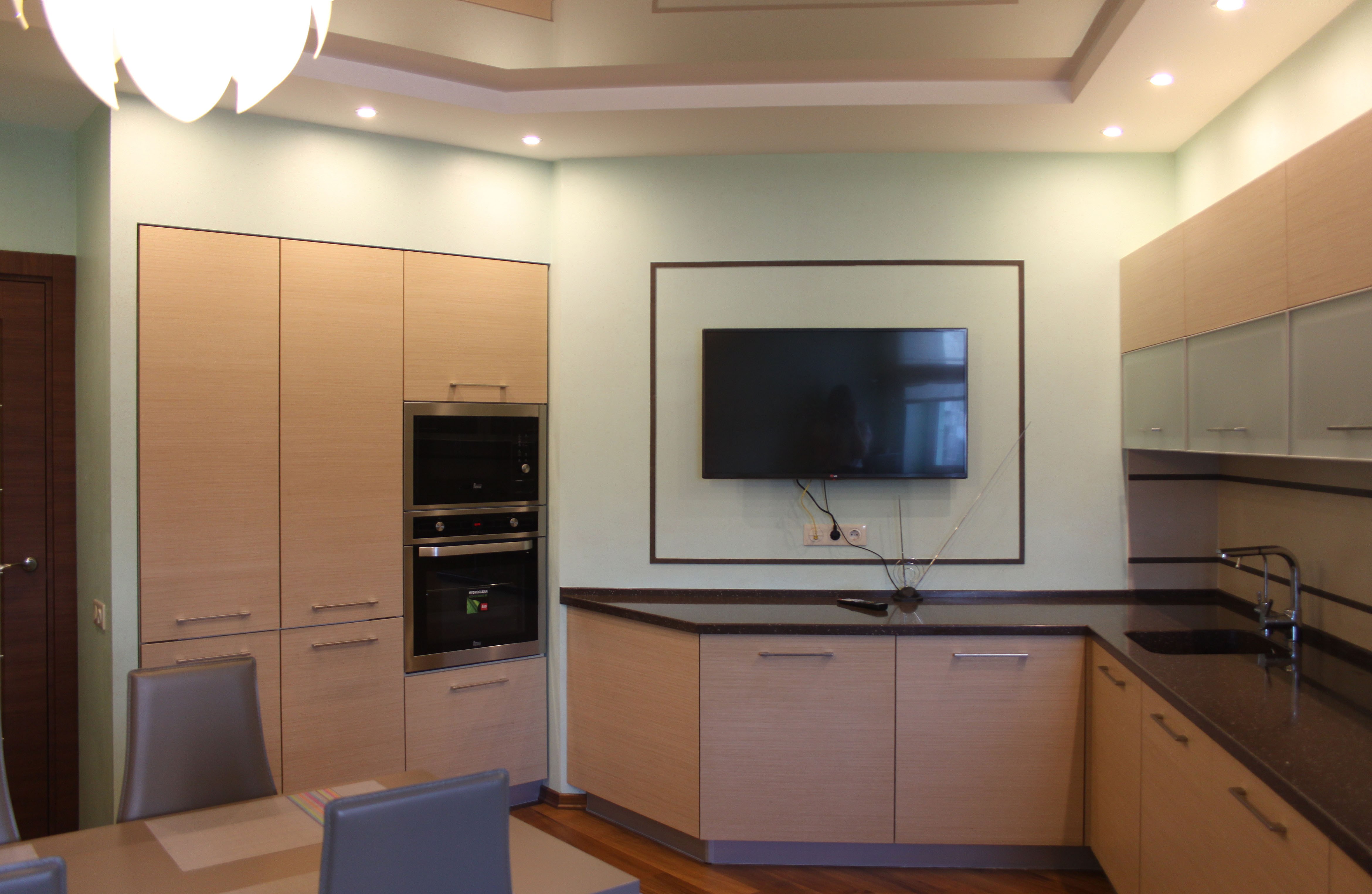 Телевизоры на кухню на авито. Кухня со встроенным телевизором. Телевизор на кухне. Большой телевизор на кухне. Кухонный гарнитур с телевизором.