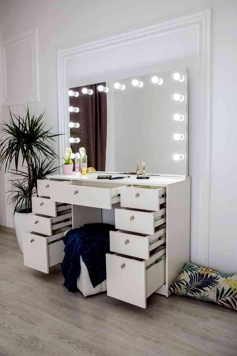 Стол гримерный с зеркалом 80 см