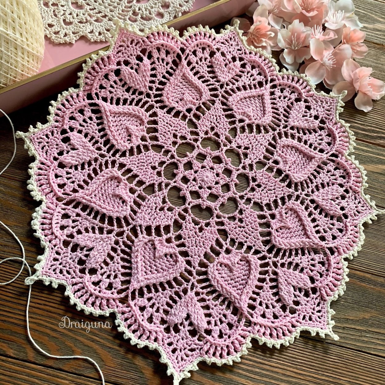 Вязать салфетку ажурную. МК салфетка Doily. Салфетки крючком Doily Crochet. Салфетка Doily крючком. Салфетки крючком Draiguna.