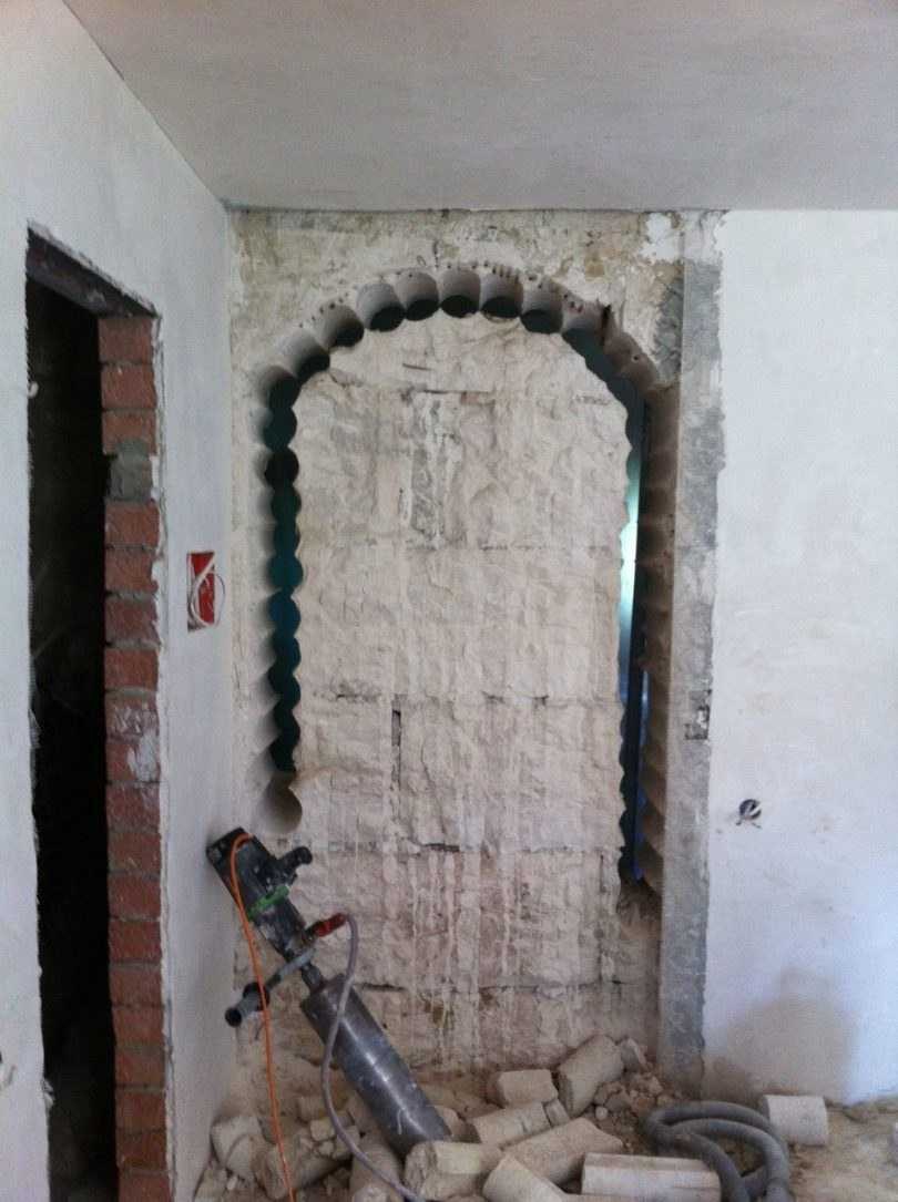 Дверной проем в железобетонной стене