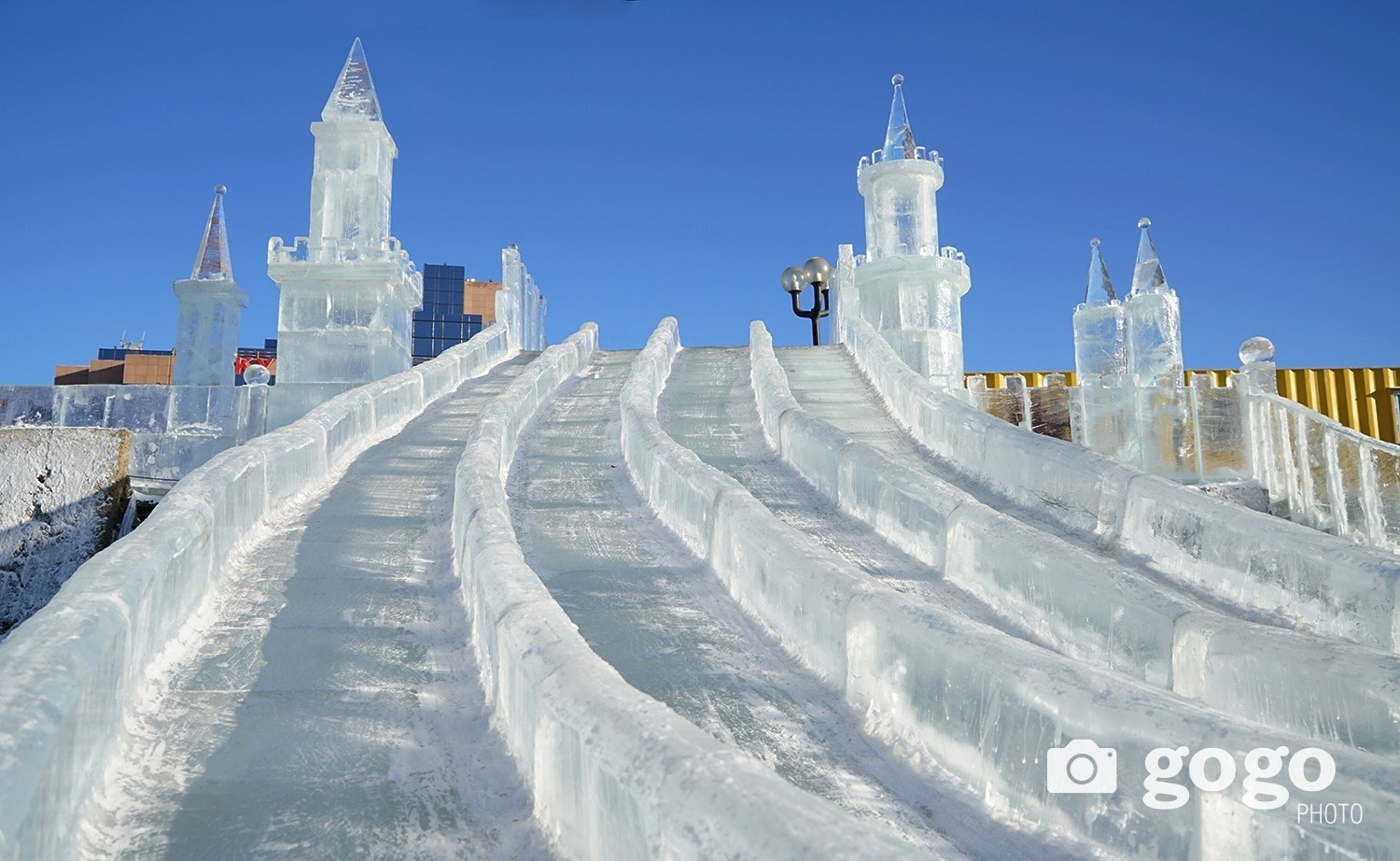 Какие ледовые. Ледовый городок в Улан-Баторе. Ледяная горка. Ледяные горки. Горки изо льда.
