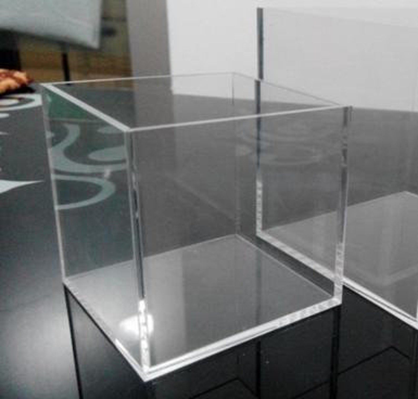 Акриловая витрина. Оргстекло прозрачное Plexiglas XT Clear 20070 (0a000. Короб оргстекло 100х100х100. Стеклянный короб. Прозрачный куб из оргстекла.