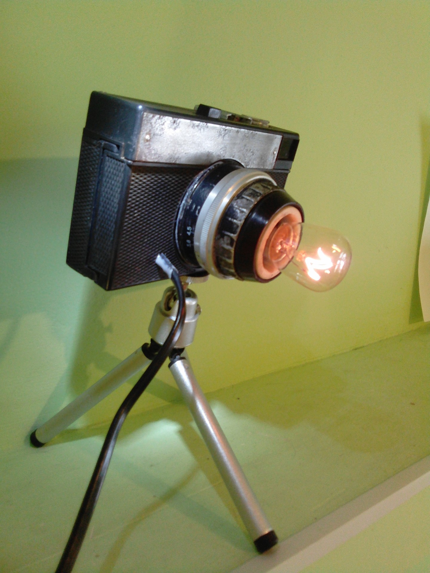 Что можно сделать из камеры. Фотоаппарат. Светильник из старого фотоаппарата. Светильник из плёночного фотоаппарата. Старинный фотоаппарат на треноге.