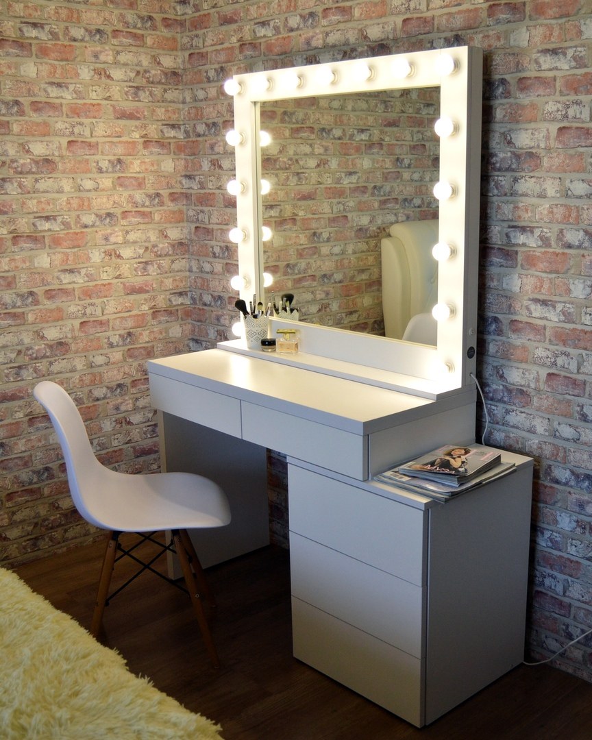 Туалетный столик с зеркалом