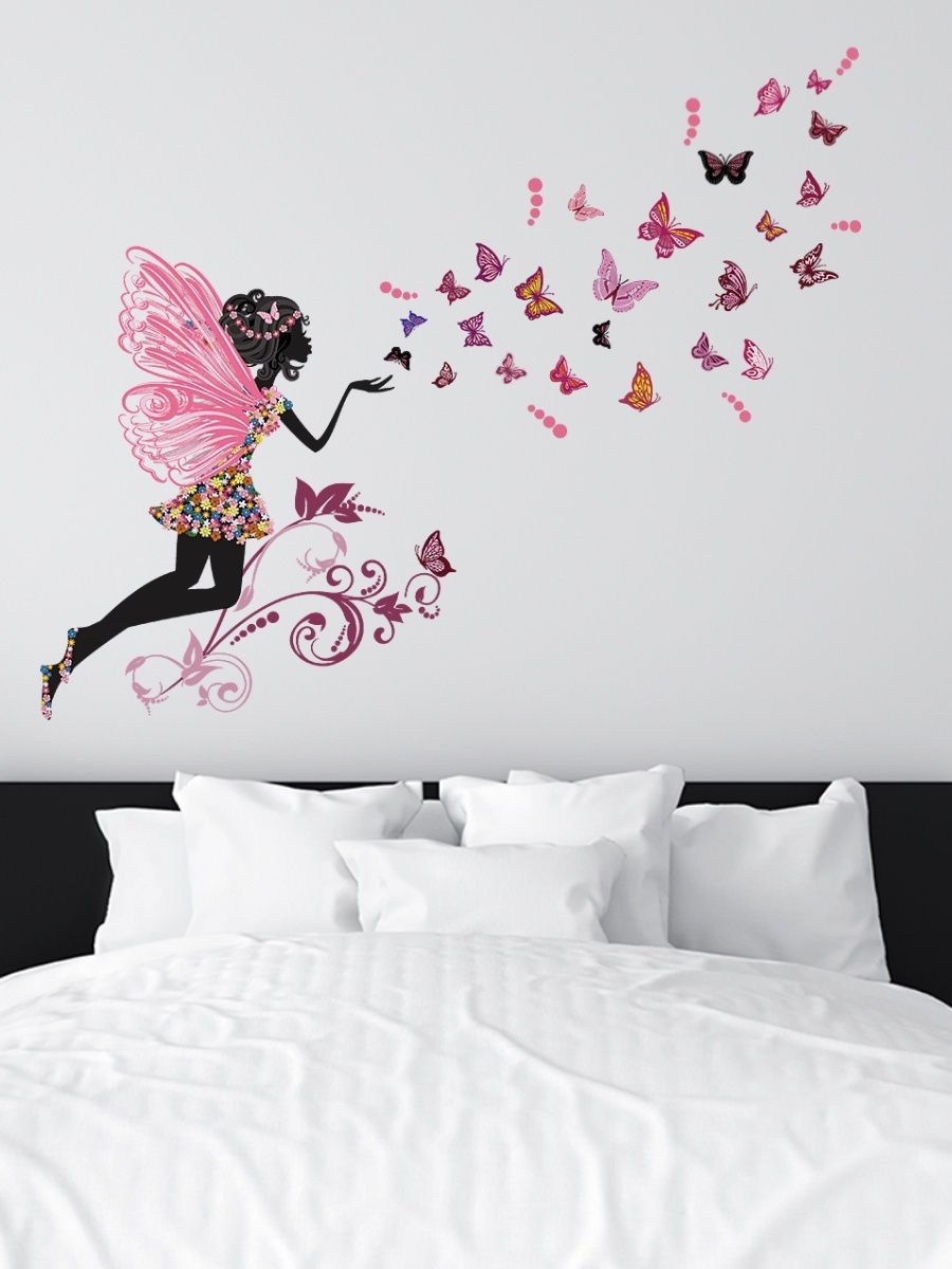 Декор стены вокруг часов бабочки