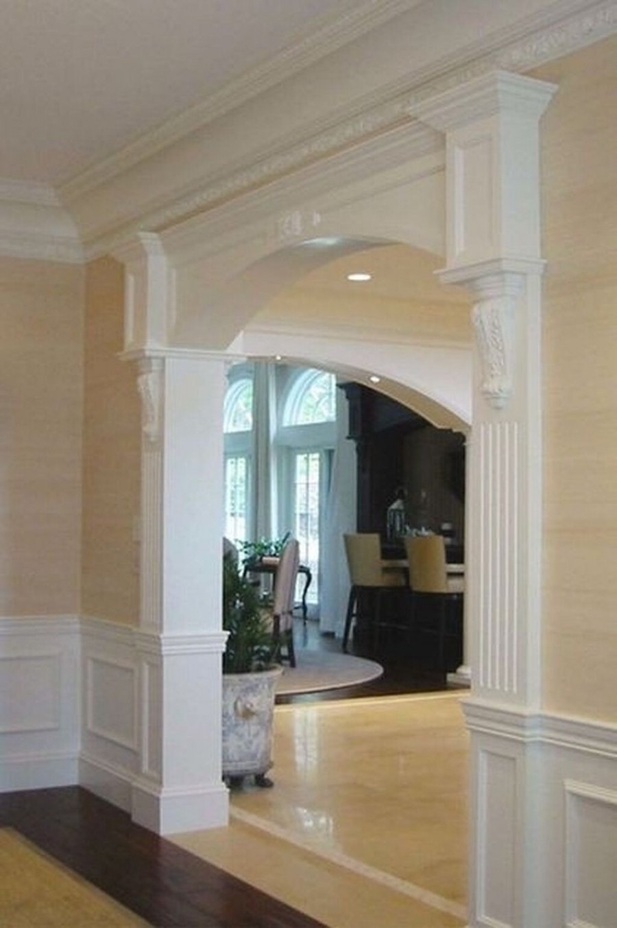 Колонны в интерьере в проемах