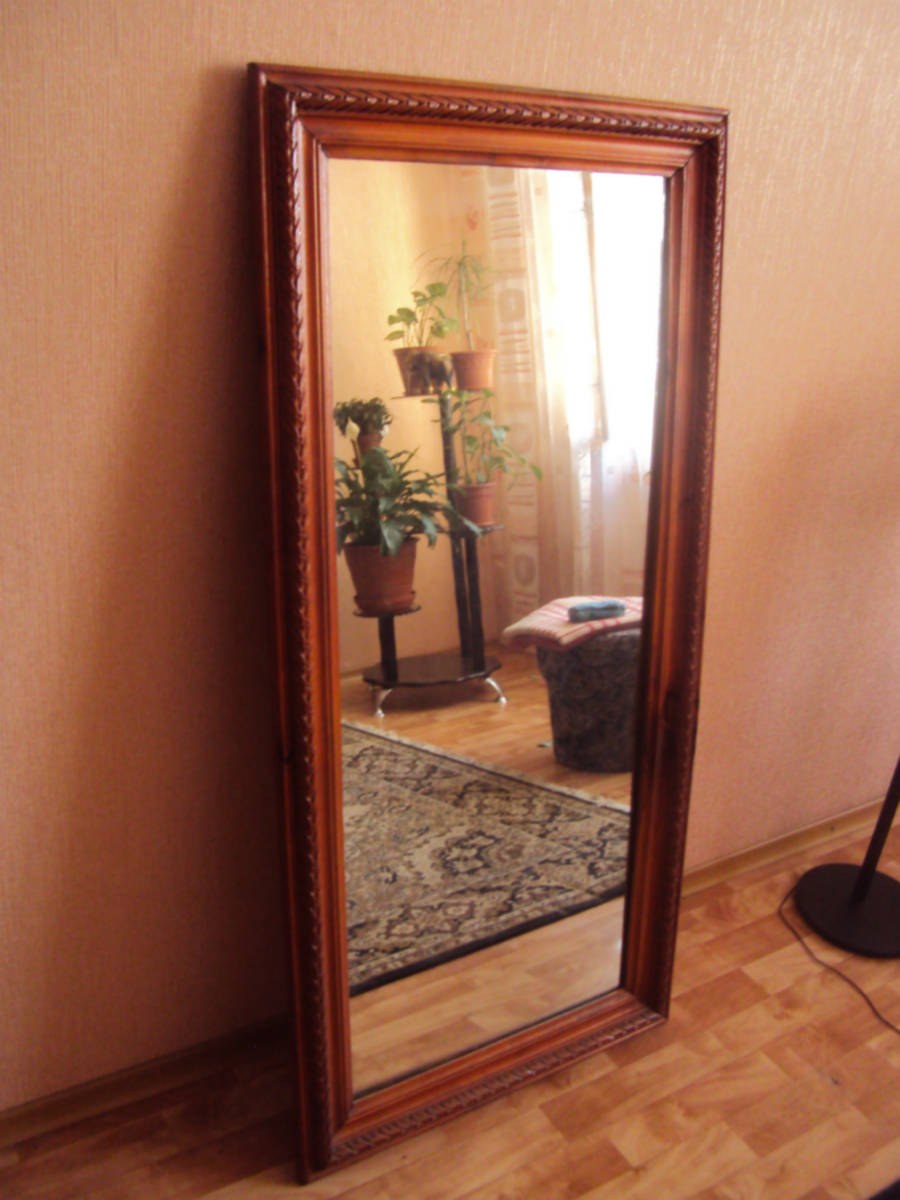 Большое зеркало в прихожей в деревянной раме