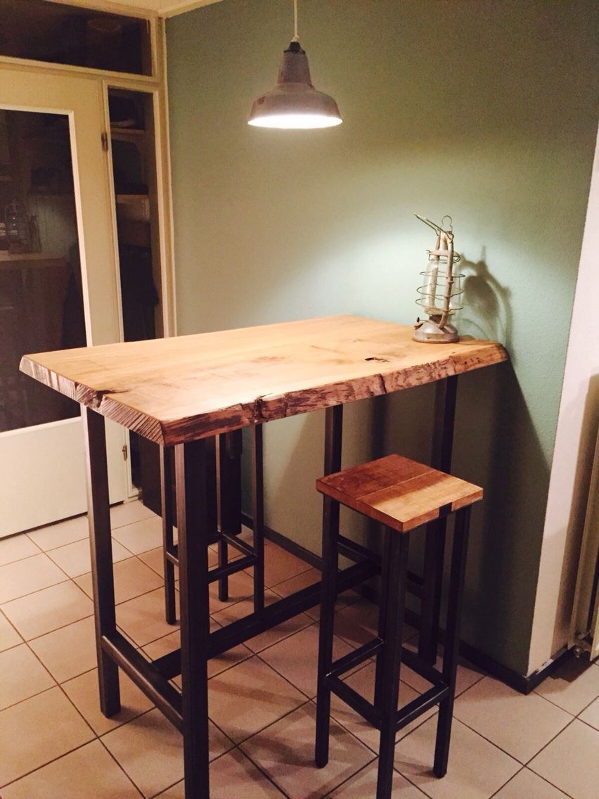 Деревянный барный столик