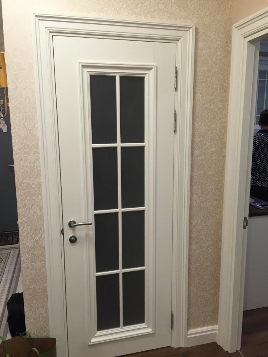 Классическая межкомнатная дверь с английской решеткой (68 фото)