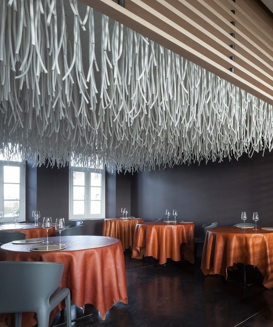 Декор потолка в кафе