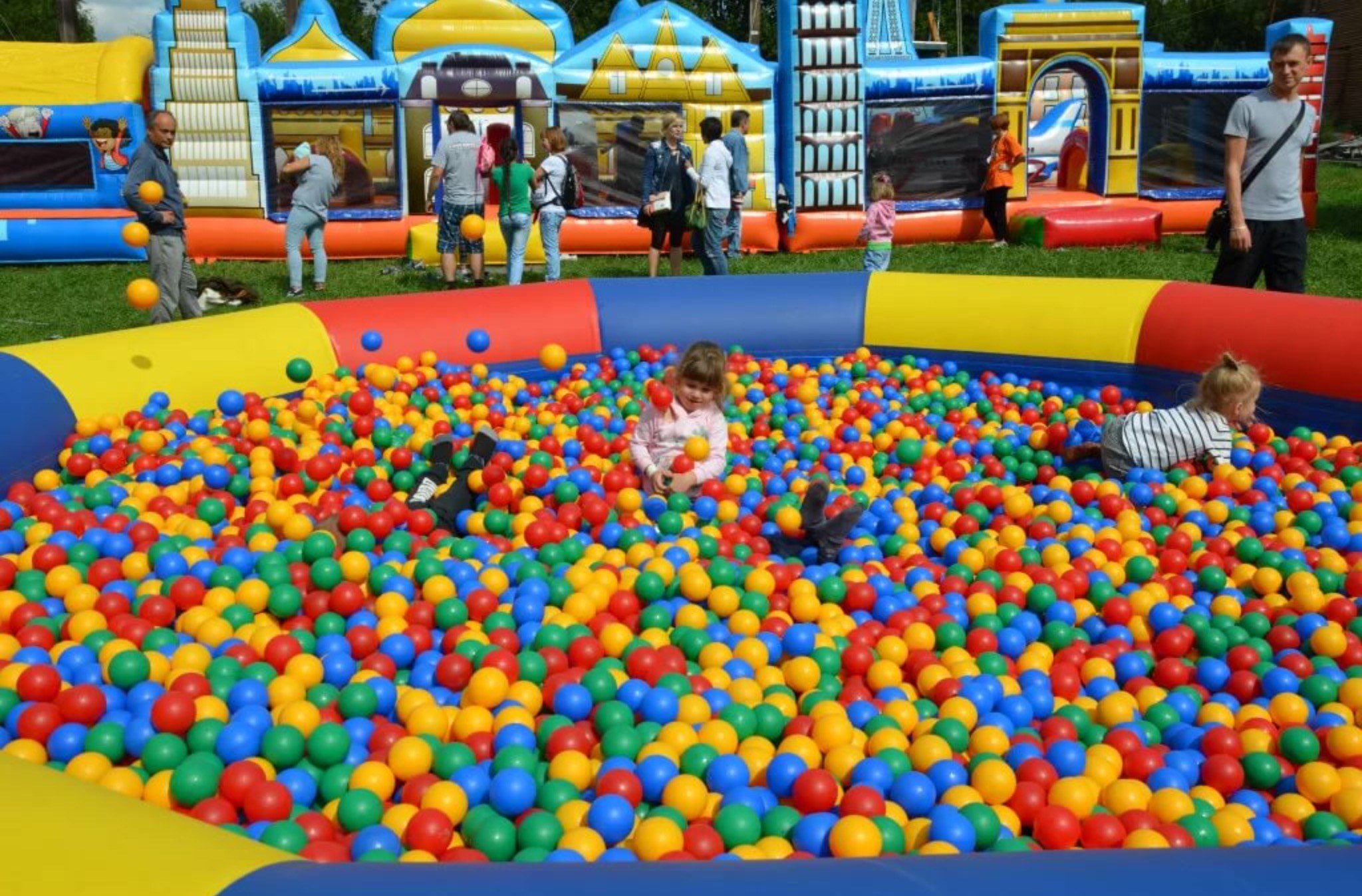Поиск развлечения. Батут с шариками. Бассейн с шариками для детей. Детский аттракцион с шариками. Бассейн с шариками огромный.