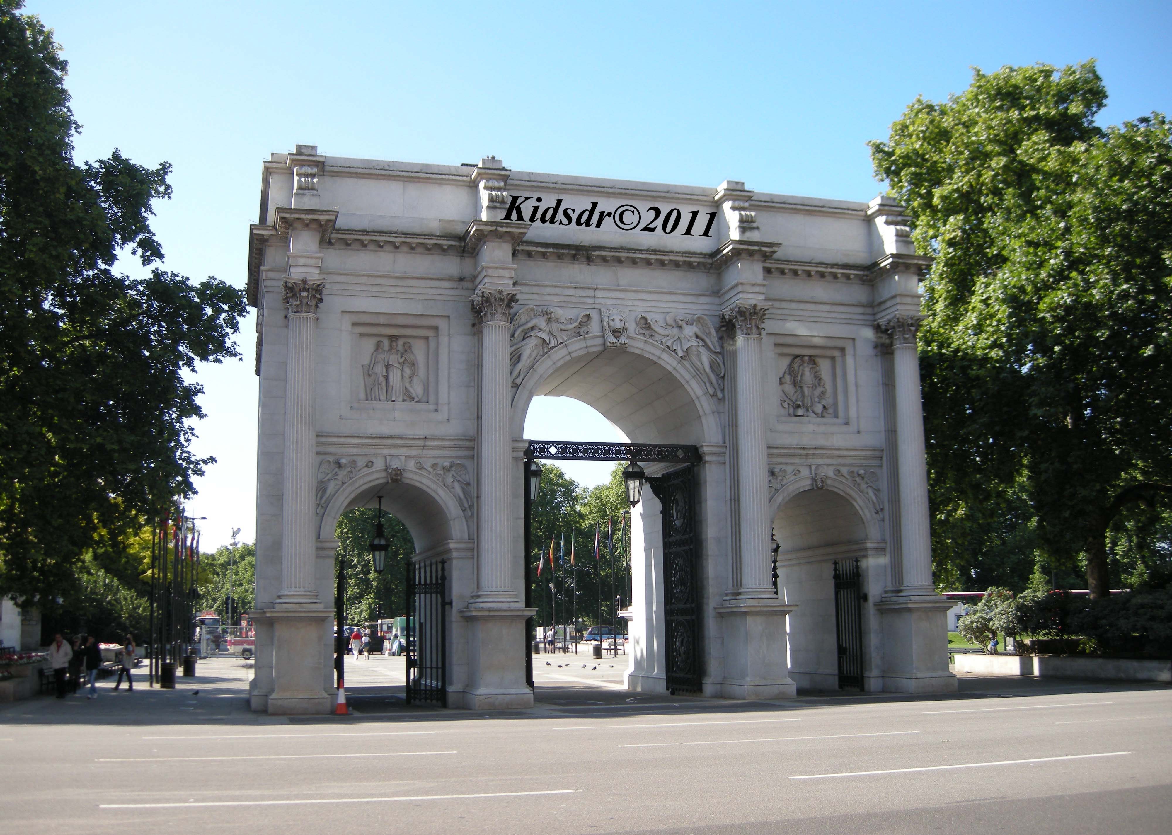 Арка актера. Мраморная арка Hyde Park. Триумфальная арка в Лондоне. Триумфальная арка гайд-парк в Лондоне. Арка Веллингтона в Лондоне.