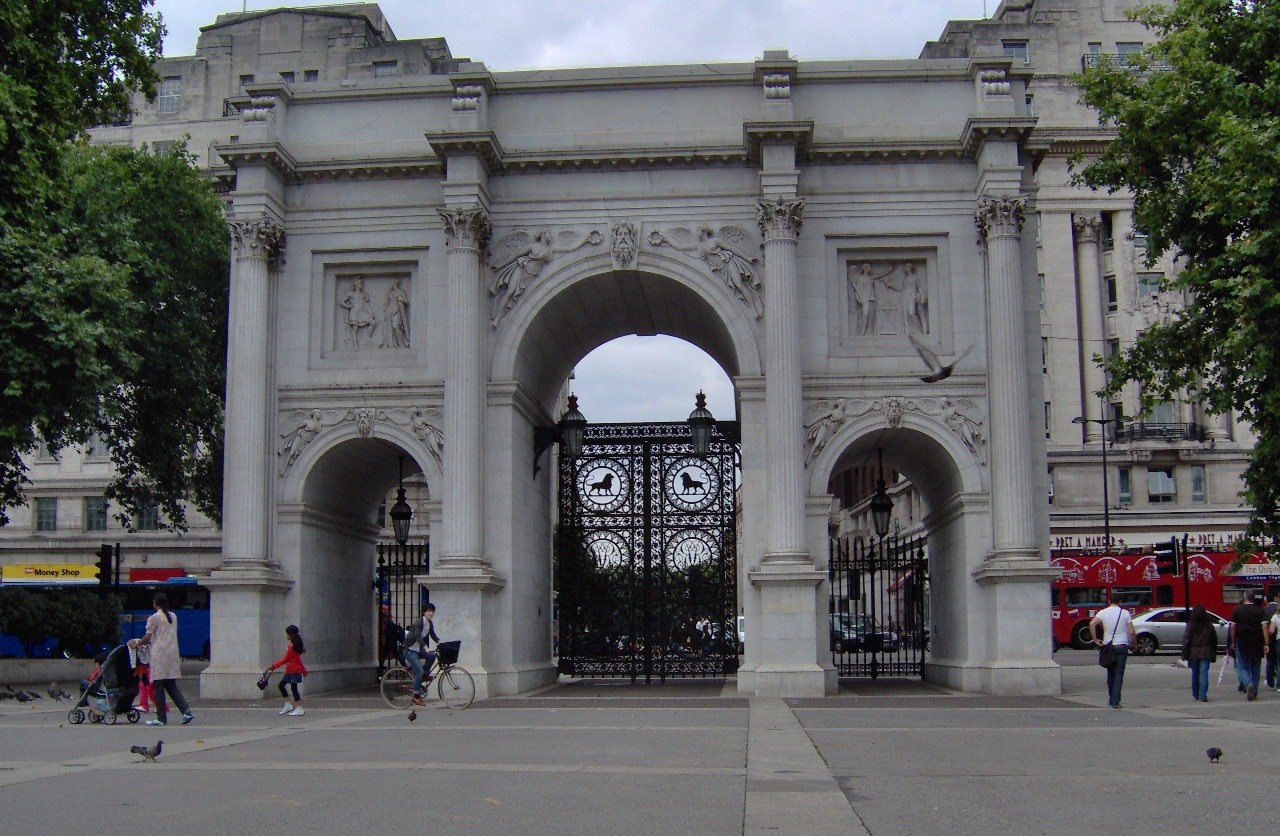 Marble arch. Мраморная арка Hyde Park. Гайд парк Marble Arch. Триумфальная арка в Лондоне. Мраморная арка Лондон Омнибус.