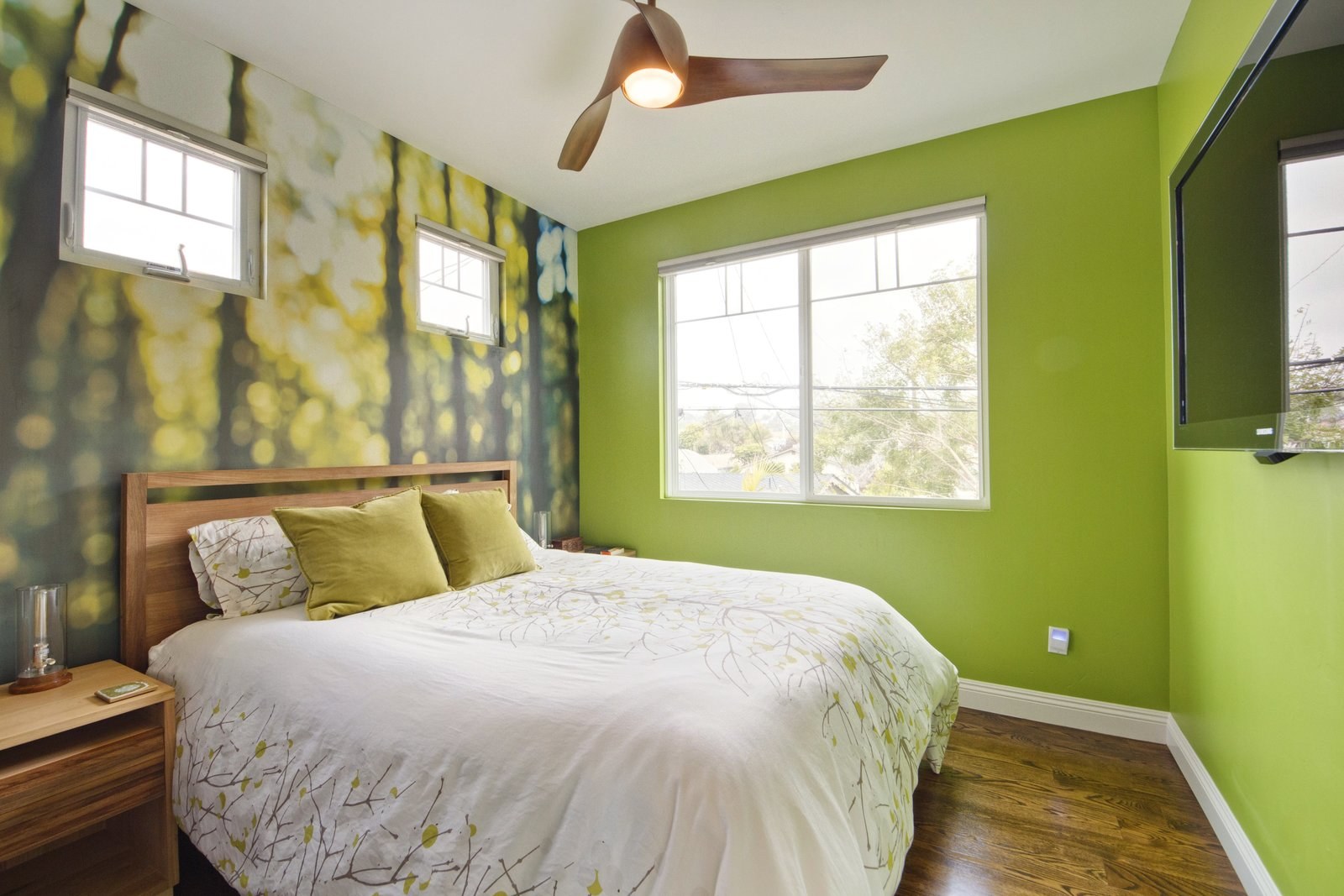 Обои в зеленых тонах. Зеленые стены в спальне. Спальня в зеленых тонах. Салатовые стены. Спальня в ярких тонах.