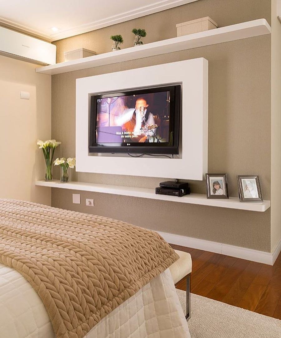 Телевизор на стене в спальне