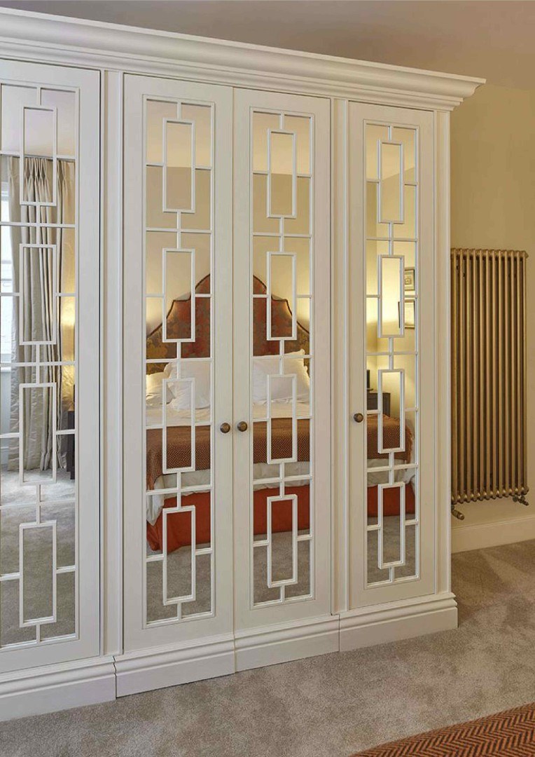 Шкаф с раскладкой на дверцах