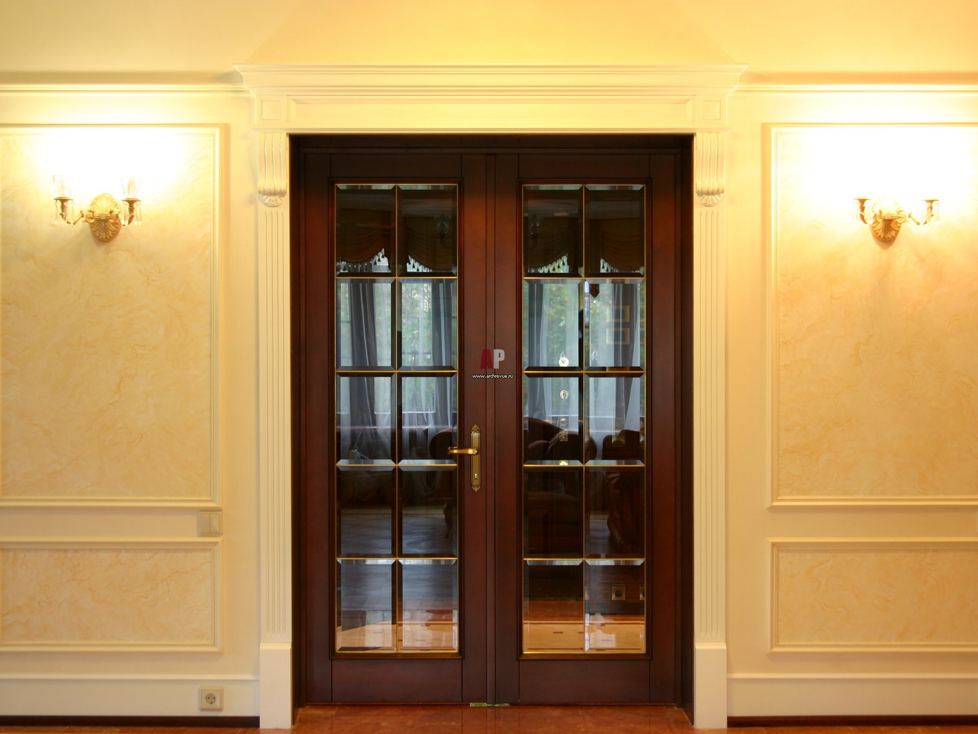 Купить широкую дверь. Двери в интерьере. Двойные двери. Двери в английском стиле межкомнатные. Классические двери межкомнатные.