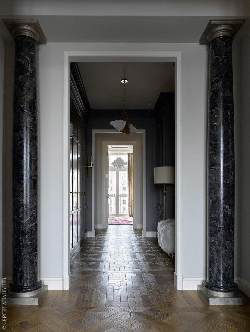 Мраморные колонны в интерьере