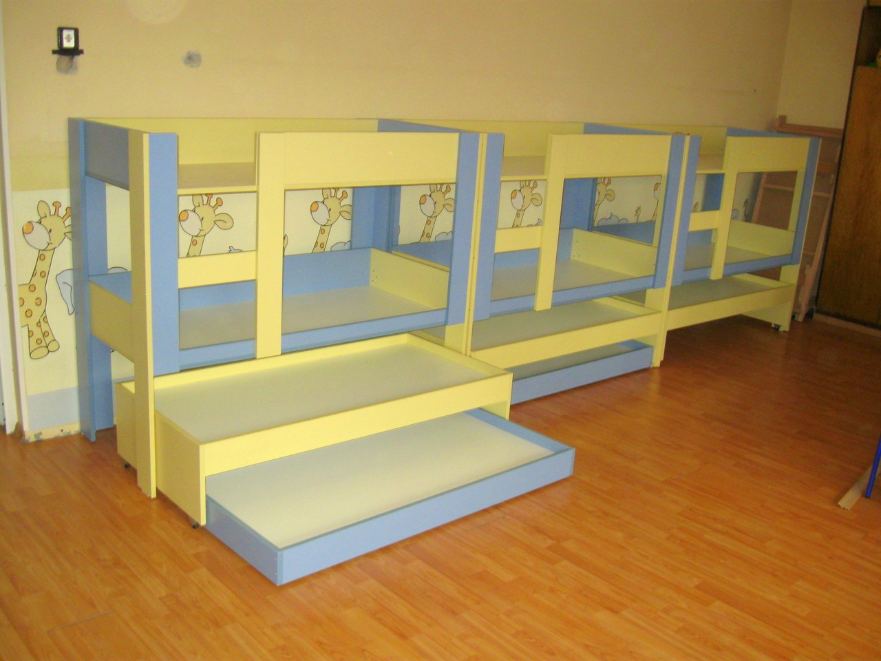 Двухъярусные кровати для детского сада