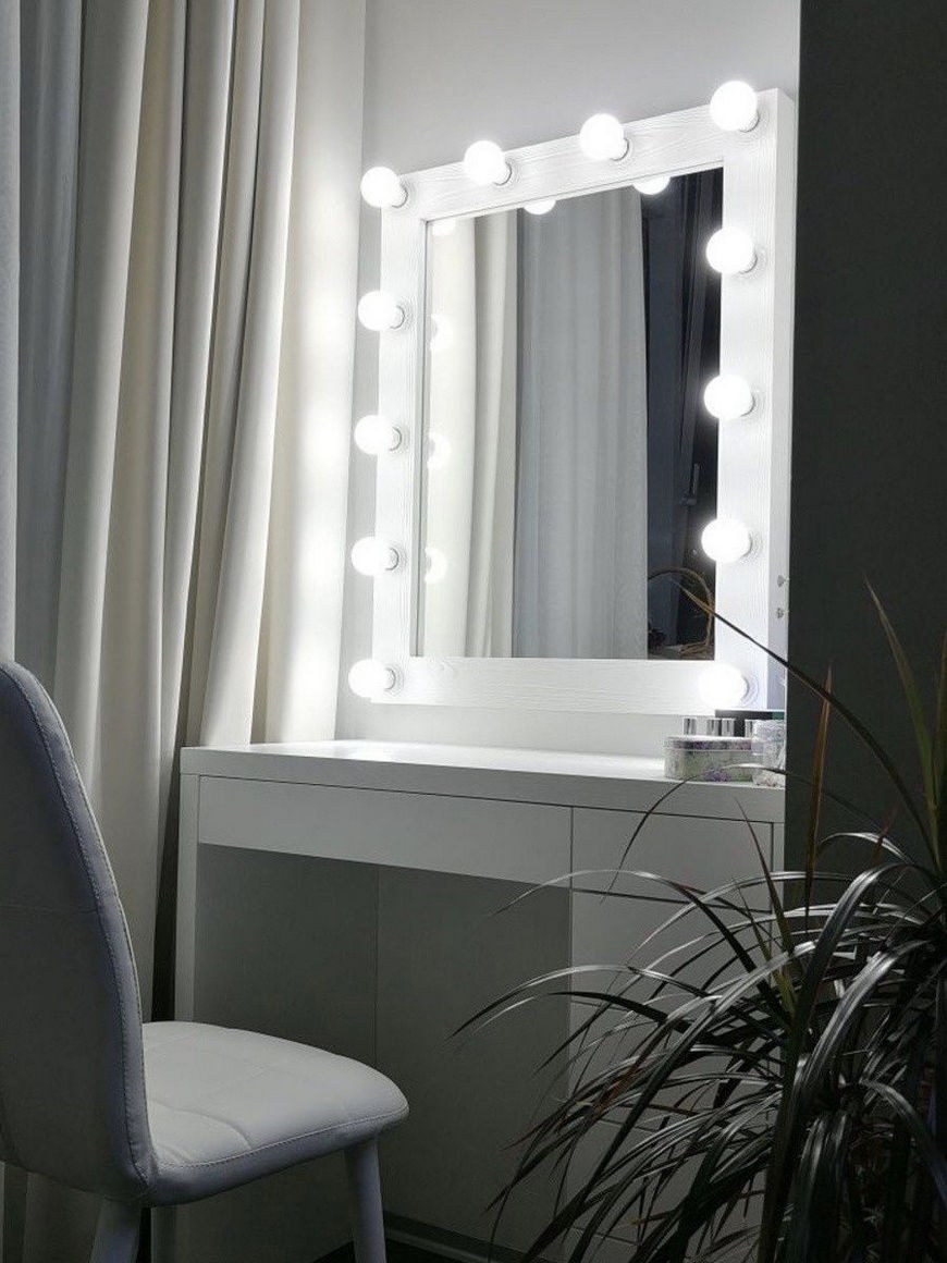 Гримерное зеркало с лампочками