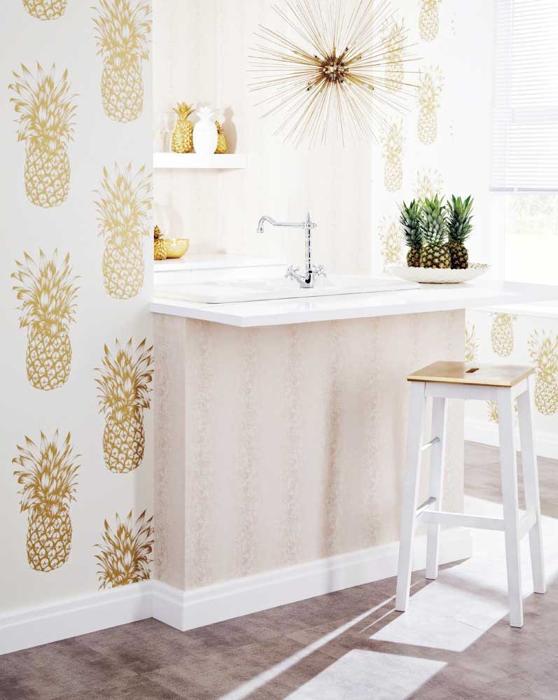 Золотистые обои на кухне