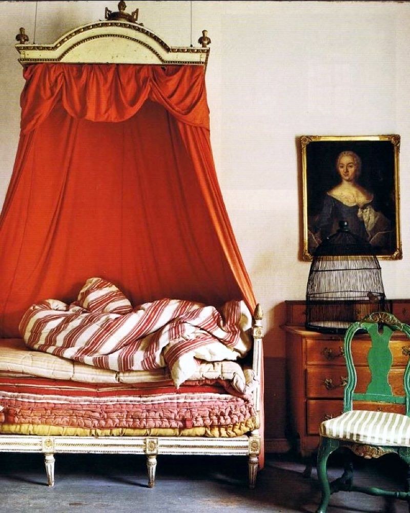 Детская кровать в старинном стиле