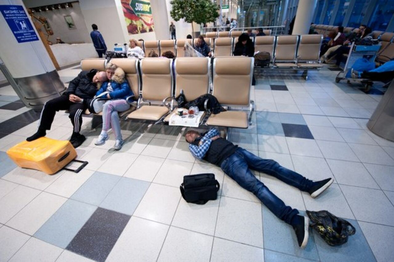 Поспать в москве. Люди на вокзале. Люди спят в аэропорту. Люди в аэропорту.