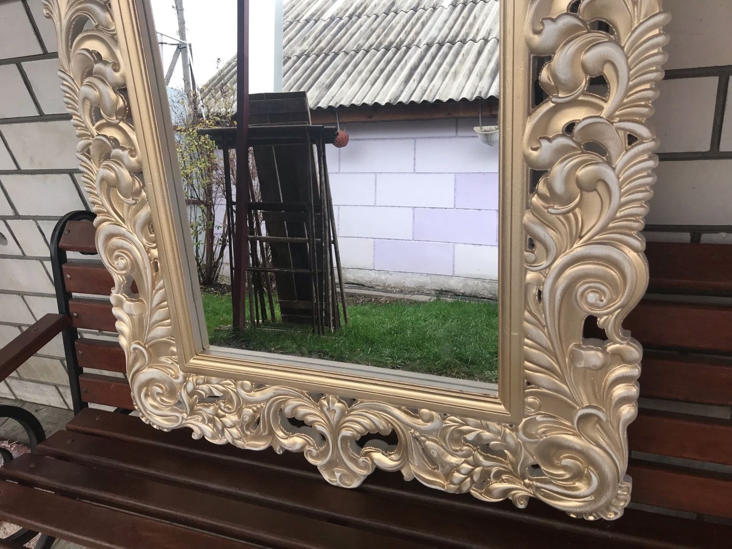 Зеркало резьба. Резная рамка для зеркала. Зеркало резное деревянное. Резные рамки для зеркала из дерева. Резные деревянные рамы для зеркал.