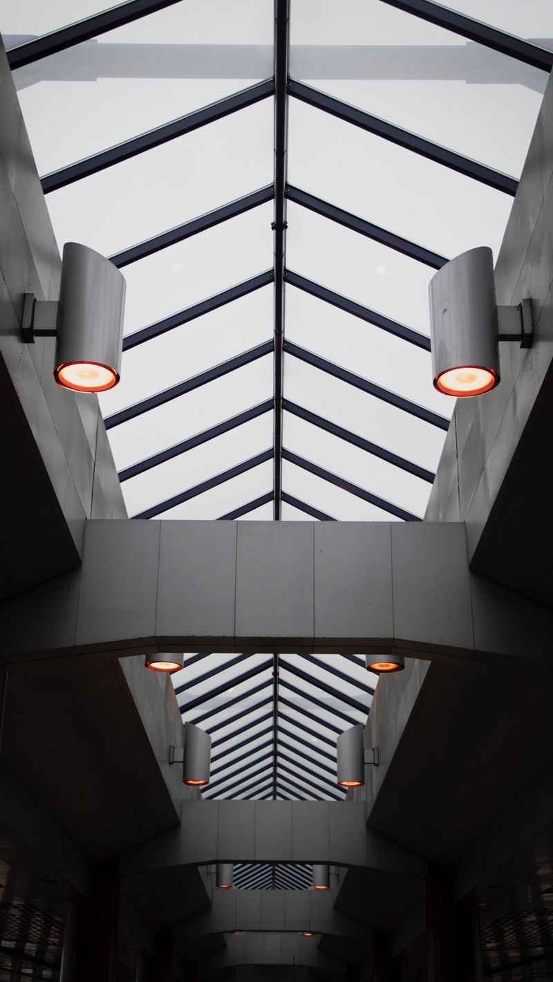 Фонарь на здании