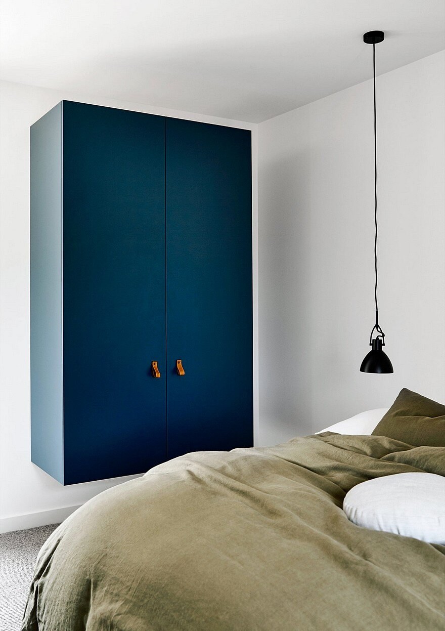 Синий шкаф в интерьере спальни