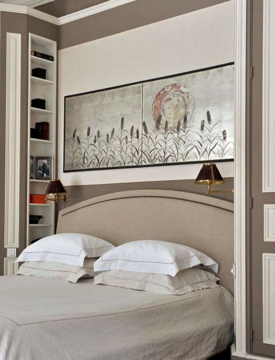 Спальня со шкафом в изголовье